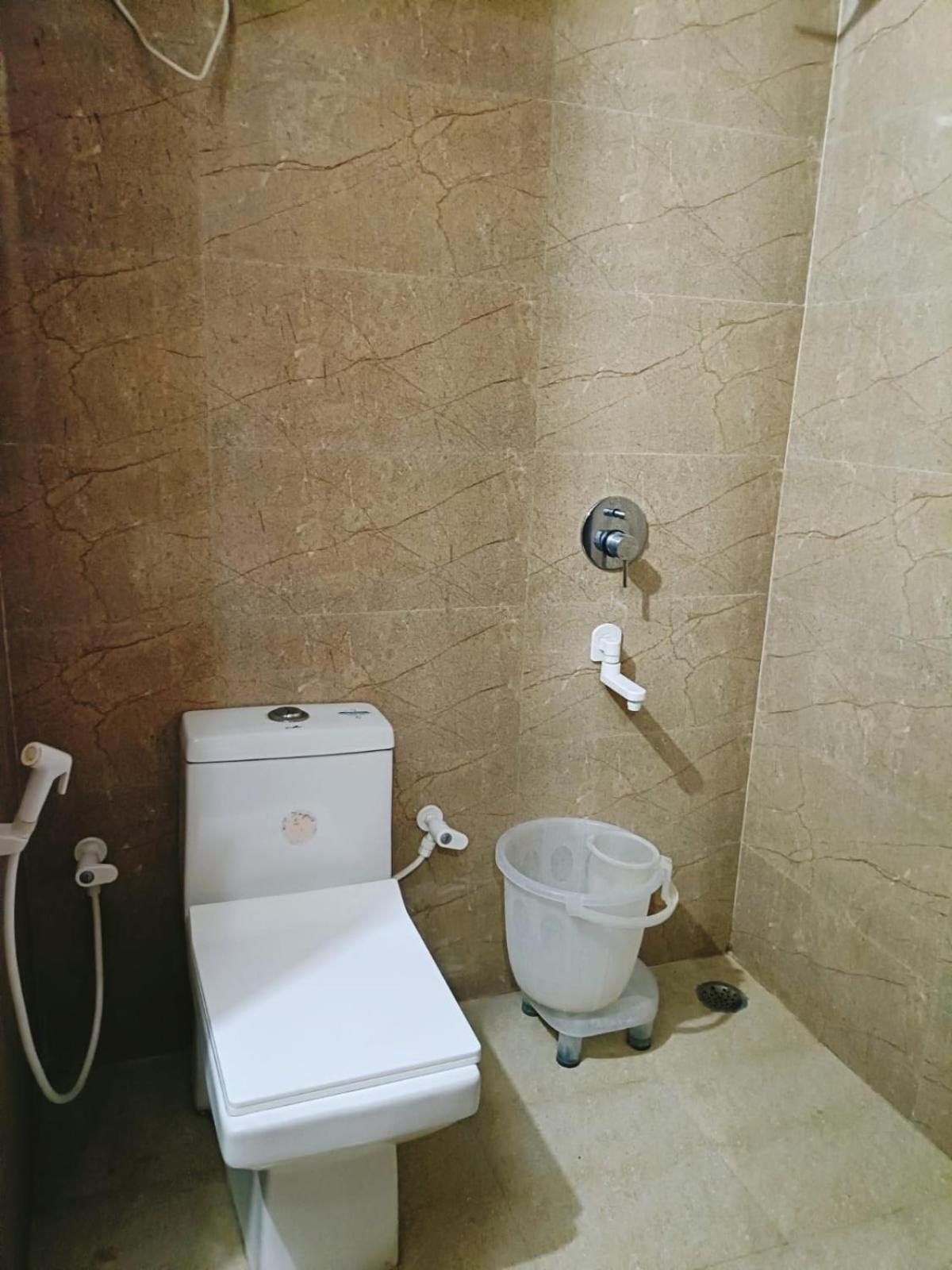 Ambiance Plazaa A Family At- Delhi Airport Hotel 4*