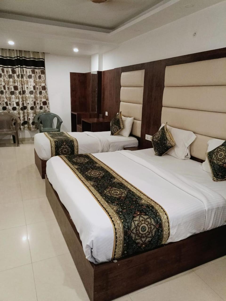 Ambiance Plazaa A Family At- Delhi Airport 4* New Delhi