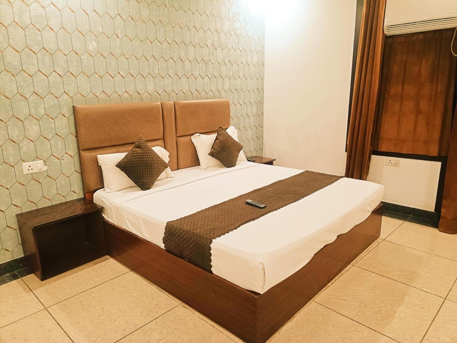 Ambiance Plazaa A Family At- Delhi Airport Hotel 4*